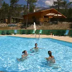 Parc Residentiel De Loisir : Le Loup Blanc Du Riou Tatil parkı