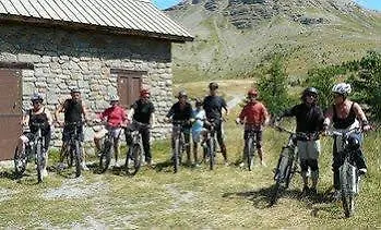 Parc Residentiel De Loisir : Le Loup Blanc Du Riou База отдыха *